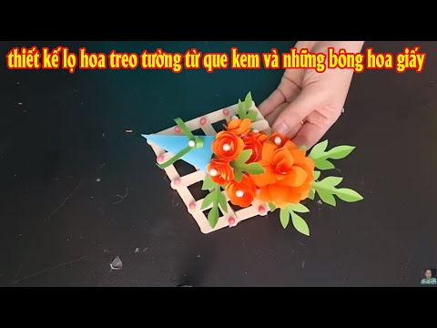 thiết kế lọ hoa treo tường từ que kem và những bông hoa giấy