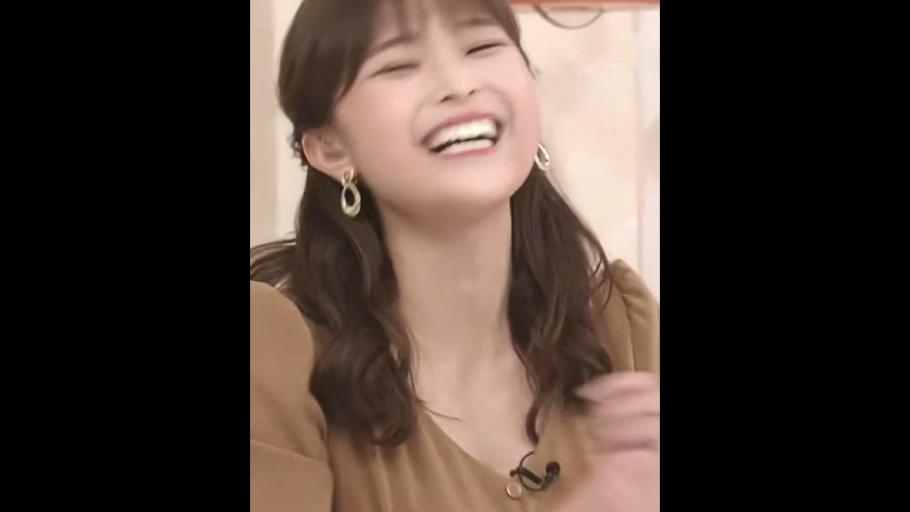 谷間を強調する渡邊渚！　#アナウンサー