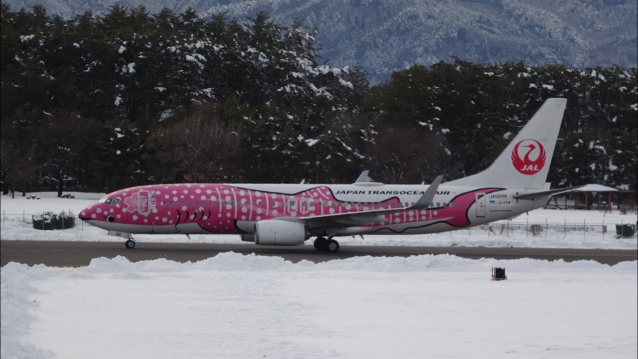 雪景色の日本一標高の高い信州まつもと空港へ、日本の南から、さくら色の機体が降り飛び立った、JTAチャーター機さくらジンベイ。(エプロン移動から離陸までノーカット)