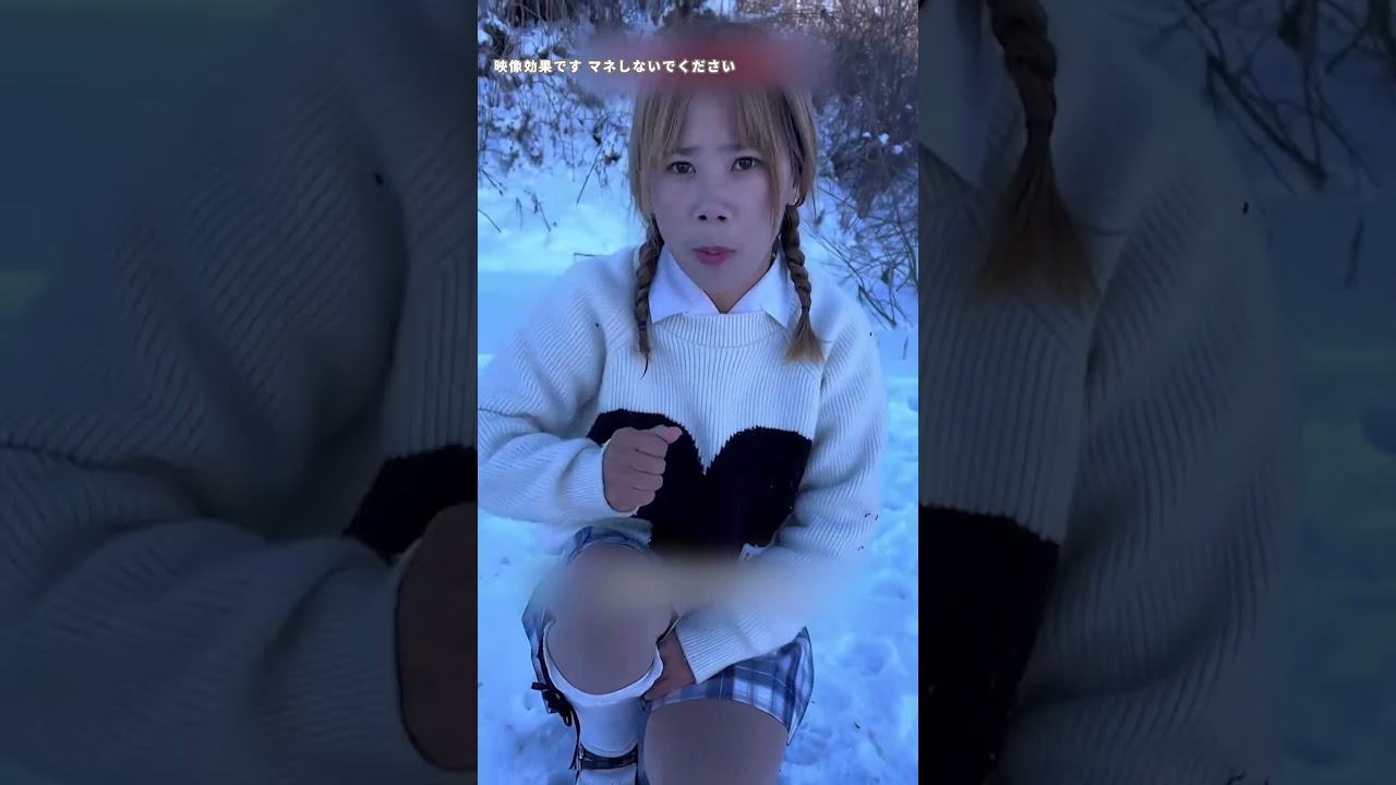 コーラで氷の大地でアイスポップを作る女性