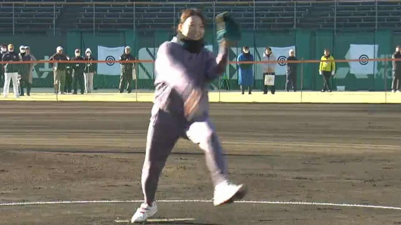 渋野日向子選手　始球式で五輪金メダリストと対峙　主催する小学生ソフトボール大会【岡山】