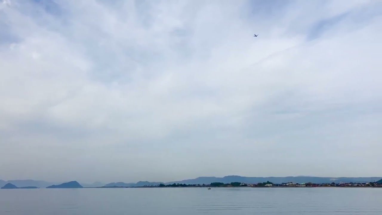【穏やかな休日】飛行機と空と穏やかな海 平和だな のどかだな