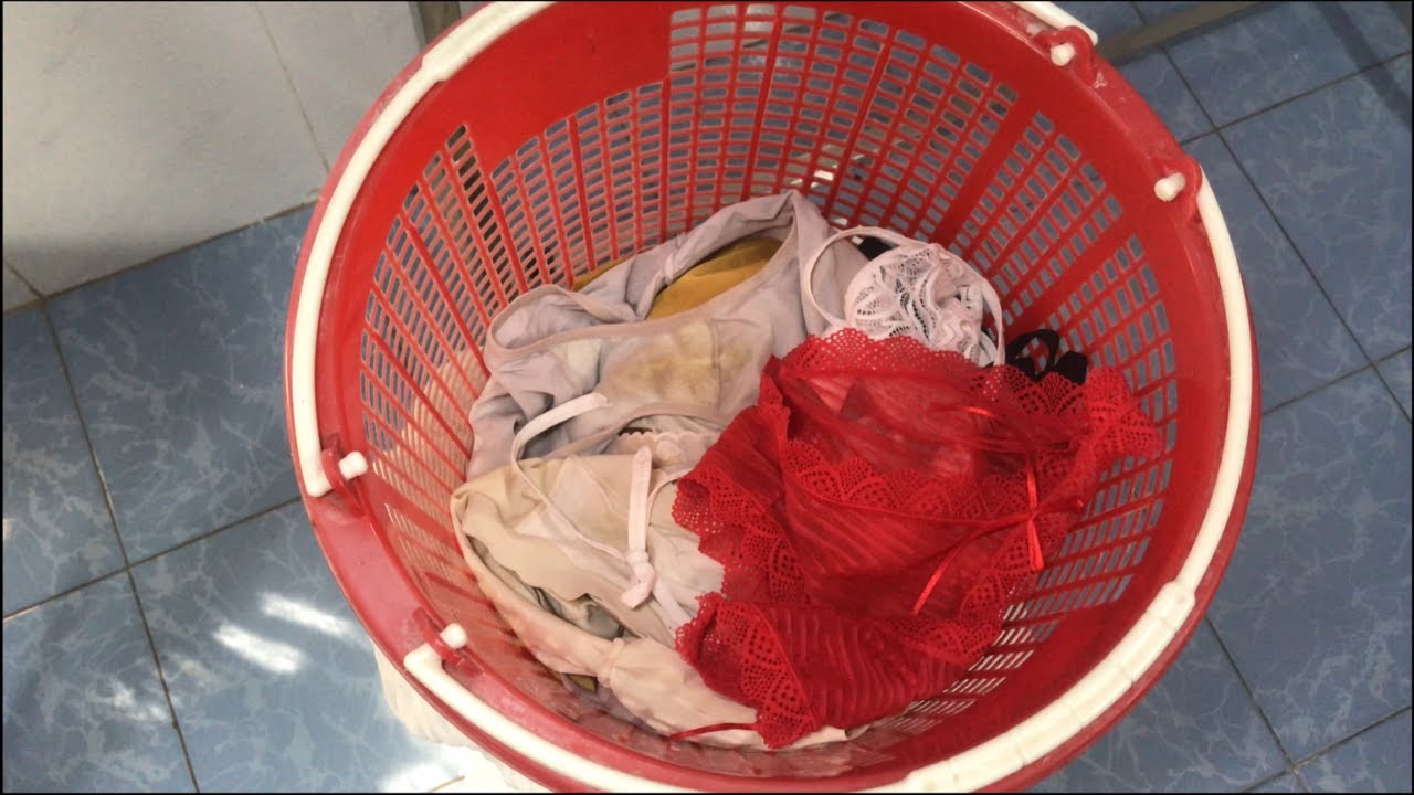 洗っていない下着を吊るして乾燥させます