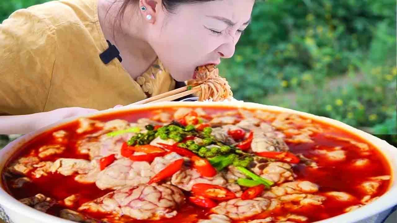 小雨用砂鍋煲個泡椒腦花，細嫩爽口香氣撲鼻，香氣直沖天靈蓋！【市民朱小雨】