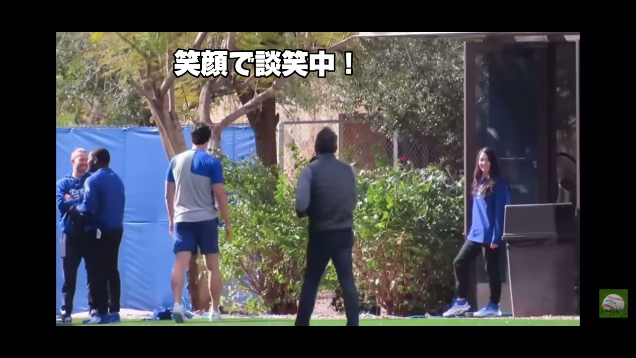 大谷翔平、結婚2週間前にキャンプで謎の美女と笑顔で会話！