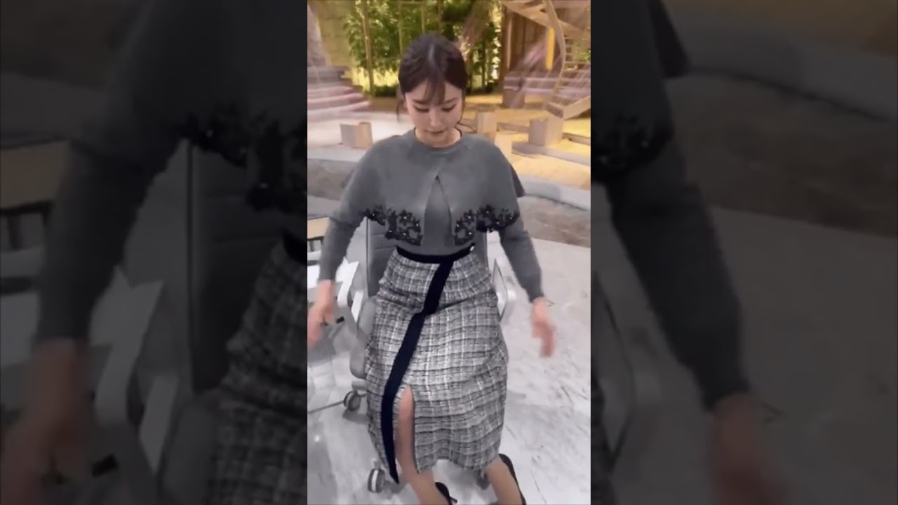 #女性アナウンサー  スリット越しのチラリズム…テレ東:角谷暁子！