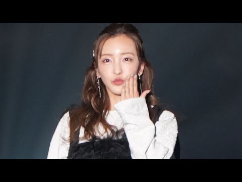 板野友美、8年ぶりに『TGC』降臨で貫禄たっぷり！ファンサ連発に「かわいい！」と大反響