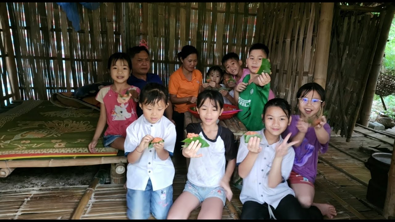 Harvest wild banana stems to sell at the market - Cook a pot of red sticky rice for poor children