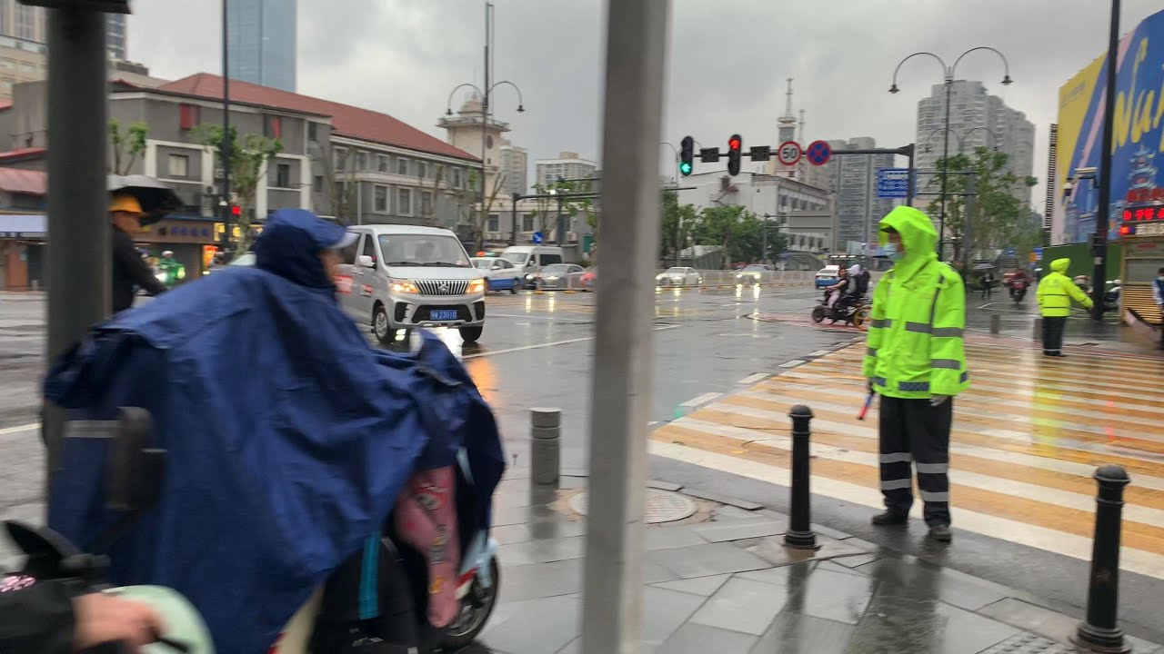 武汉7点街道4月底正在下雨老街城中村巷子Alleys and street life in Wuhan city when it rains in the early morning