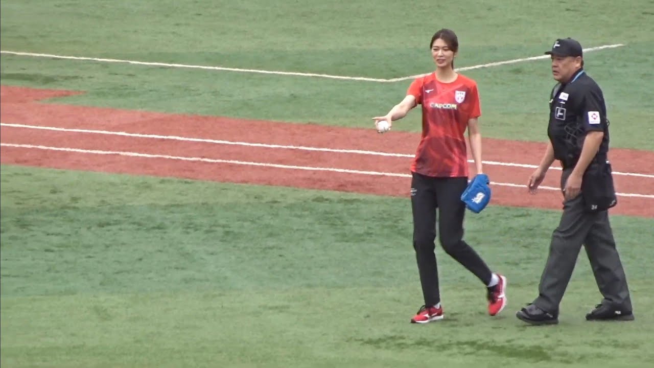 【歓声沸く】木村沙織さんのハマスタ始球式【185cmの長身から投げ下ろす】