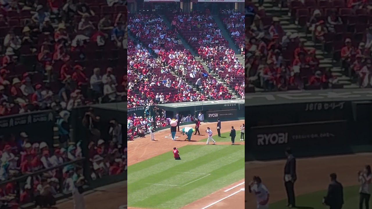 始球式に備える神田愛花アナウンサー