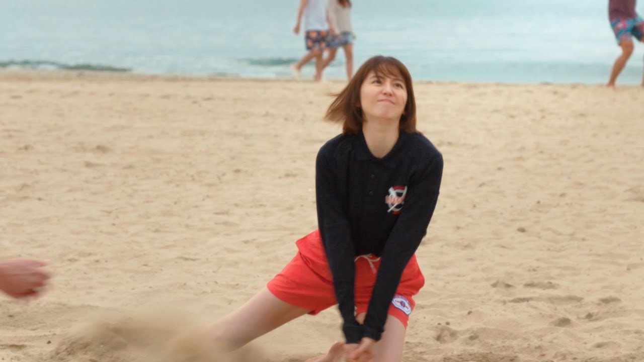 長澤まさみ、美脚あらわにビーチバレーで華麗なレシーブ！　TV-CM『クボタが支える アメリカ建設機械』篇
