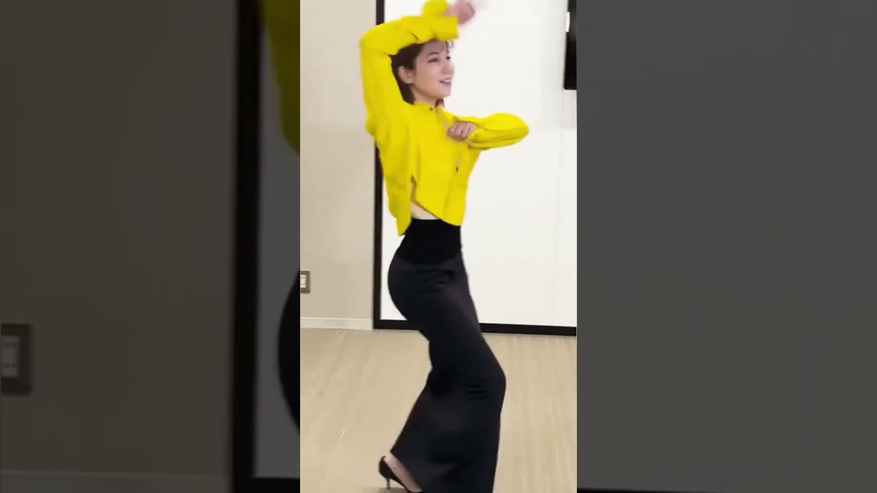 #女性アナウンサー  タイトスカートから覗く美脚も気にせず踊る､フジ夜の顔:堤礼実！