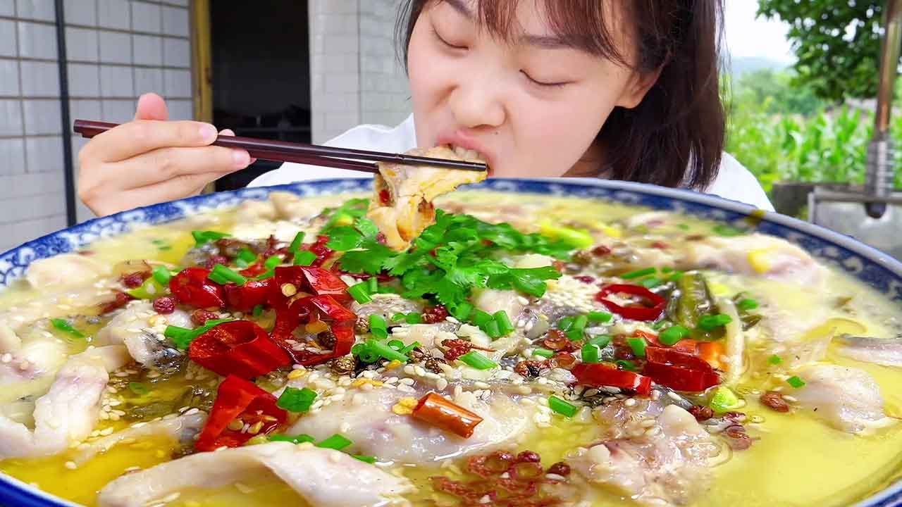 秋妹今天扛條魚回來，弄個辣酸菜水煮魚吃，魚片滑嫩麻辣過癮！ 【顏美食】