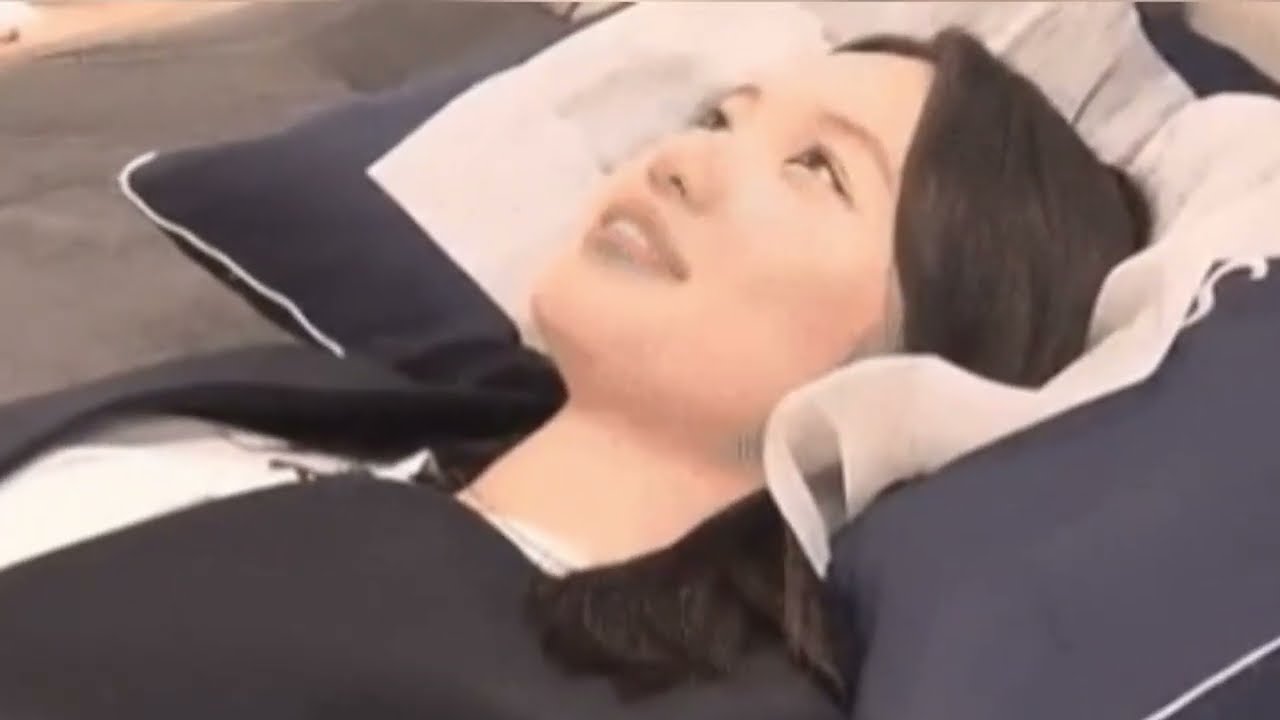 ベッドに寝そべり舐めるように撮られるテレ東:田中瞳