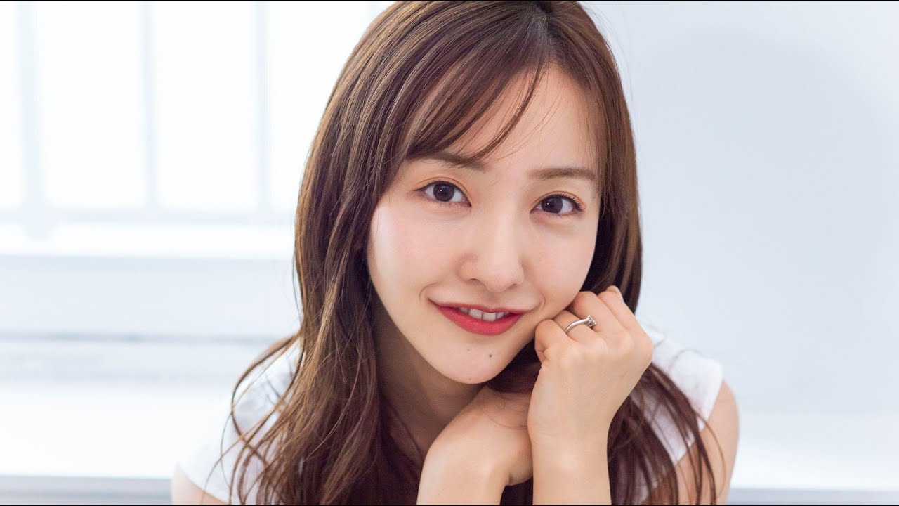 32歳・板野友美が突然〝グラビア復帰〟　裏に夫のヤクルト・高橋奎二の反応と「妹分」の存在
