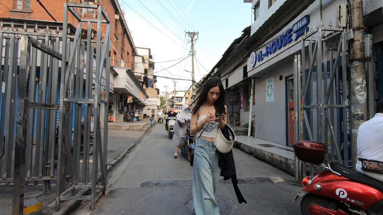 年轻女孩子少 老年化  武汉老城中村随想 Young girls are getting older. Photo blog reports