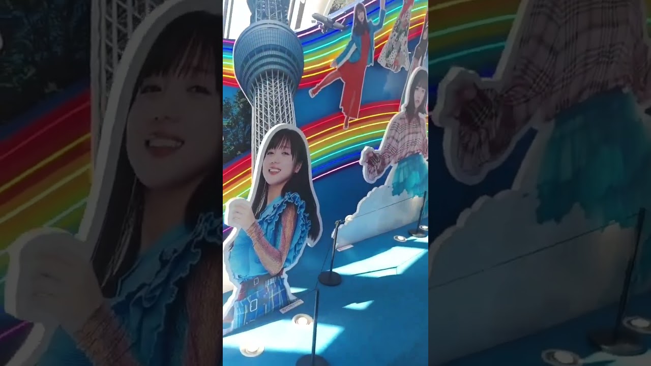 東京晴空塔的電梯是極速上升，然後最高處有「磯貝初奈」的人形照可拍照，她是朝日氣象主播，代言今年的晴空塔。