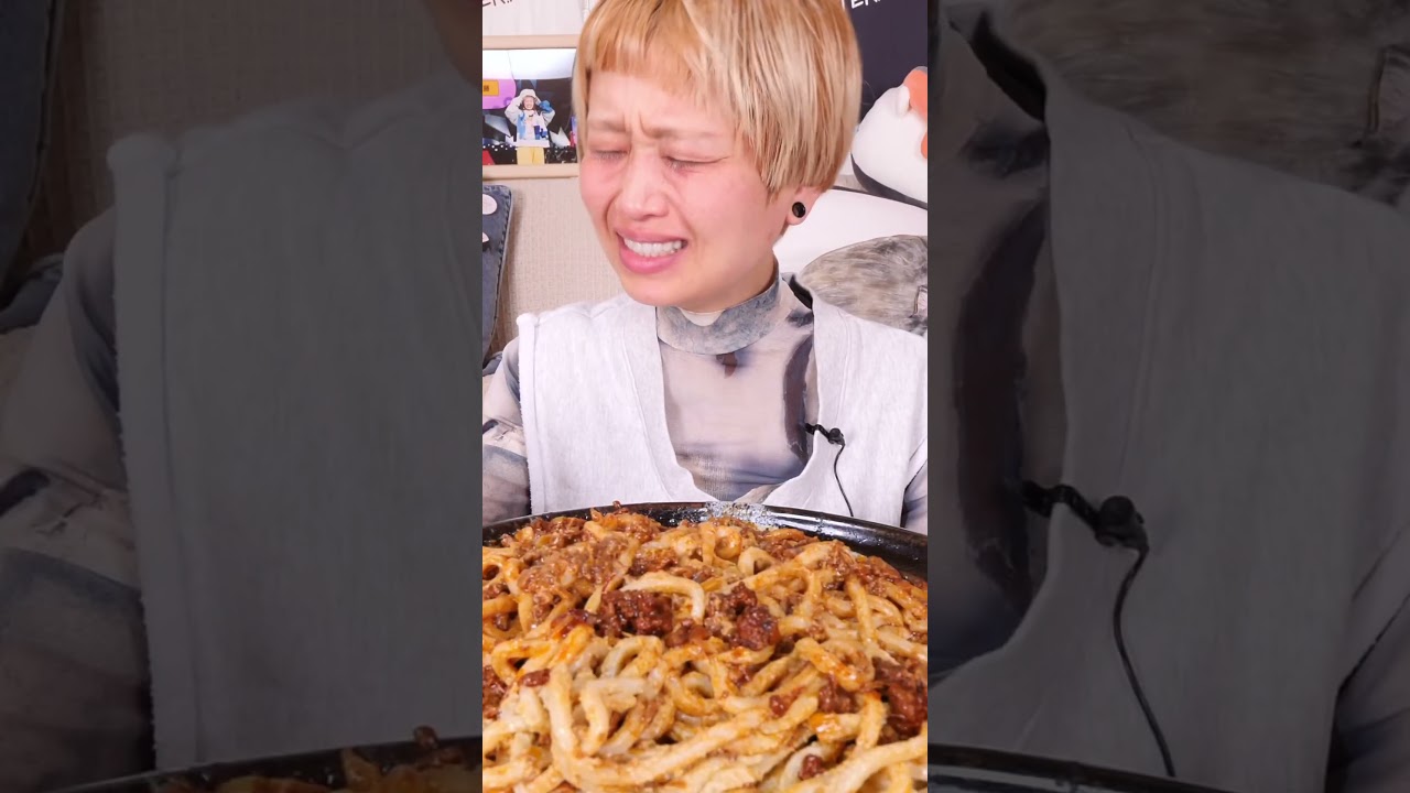 【大食いタイムラプス】15人前の冷やし坦々うどんVSモンスター【ロシアン佐藤】 #おなかがすいたらモンスター #大食い  #ロシアン佐藤 #shorts