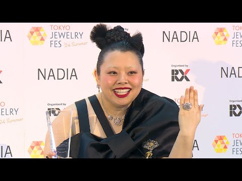 渡辺直美、3億円のリング着用で登場　「手の震えが止まりません！」、夏やってみたいことは「大洗でサーフィン」（表彰式 第35回 日本ジュエリーベストドレッサー賞）