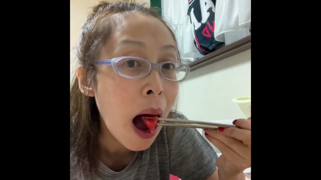 夕食を食べる