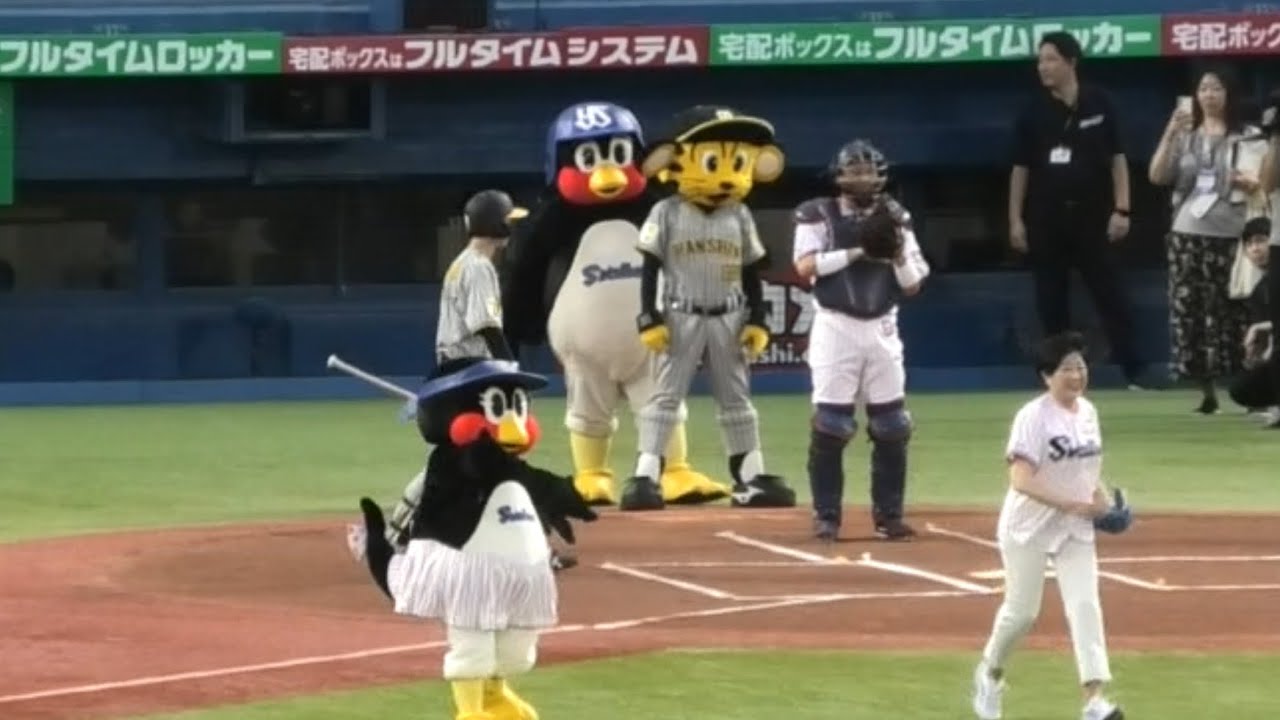 つば九郎&トラッキー、小池百合子都知事の始球式を見守る 28240806