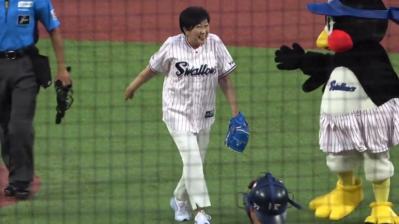 膝を剥離骨折 全治２カ月でテレワークへ 東京都の小池百合子知事、プロ野球の始球式で　2024年8月6日神宮球場