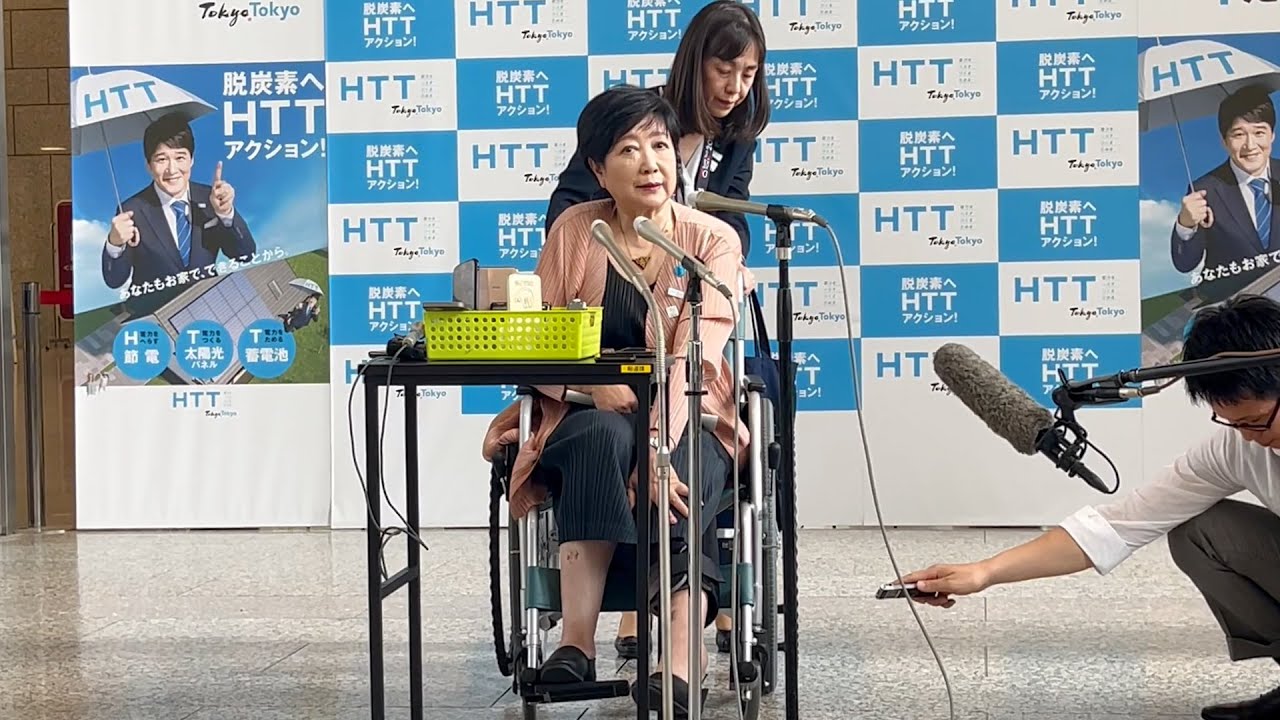 始球式での骨折後、初登庁　小池都知事