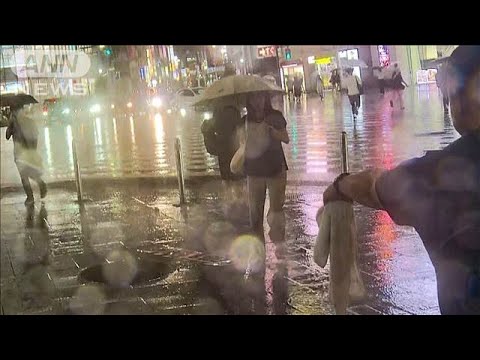 歩行者があわや落下…歩道の真ん中に蓋がないマンホール 噴き出す水 都心にゲリラ雷雨(2024年8月21日)