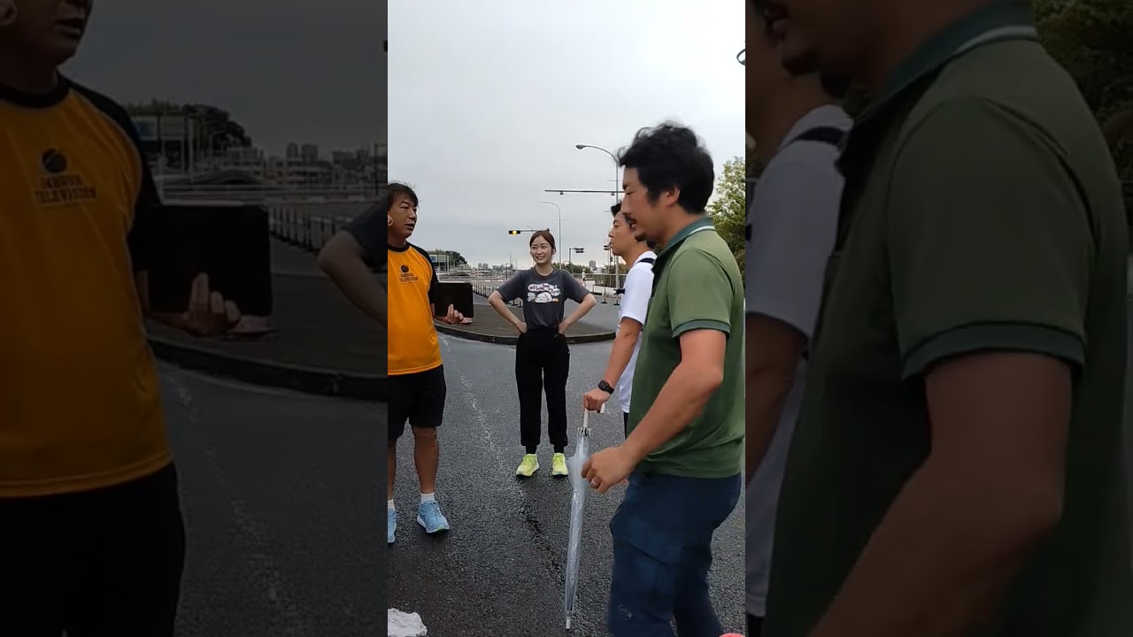 中継車を初めて間近で見て感激する岩田絵里奈アナと中継車に乗り込む森圭介アナのツーショット