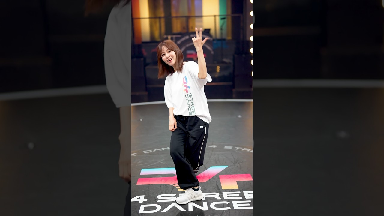 ダンスバトル番組 #R4SD のステージで#堤アナ が #Seven #踊ってみた💃　毎週月曜深夜に放送中！※番組内ではMC担当です。 #堤礼実 #フジテレビアナウンサー #アナウンサー #ダンス