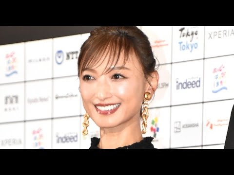 B1- 望月理恵、太もも全開“超ミニスカ”スタイルで魅了「美魔女の美脚サイコー」「プロポーション抜群」