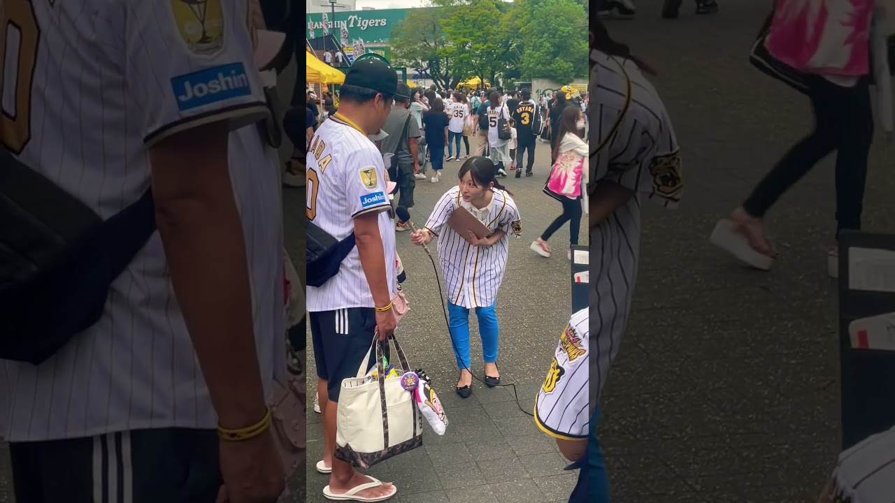 すまたんのロケでインタビューをする大きめのサトテルユニを着た佐藤佳奈アナ