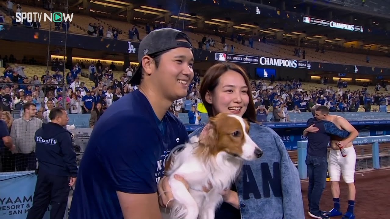 【ドジャース・大谷翔平 優勝記念の家族ショット撮影！】真美子夫人＆デコピンと一家3人そろって記念撮影を行う！