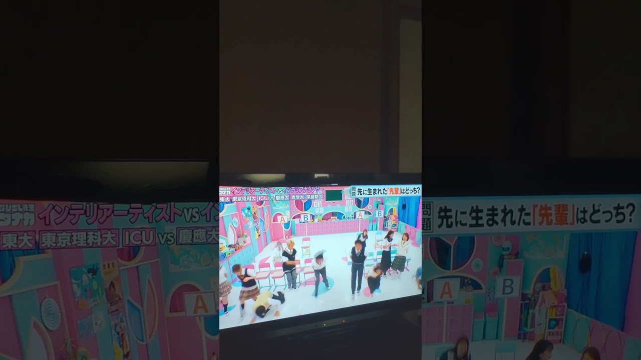 松丸友紀のスカートがめくれて黒パンがチラリ