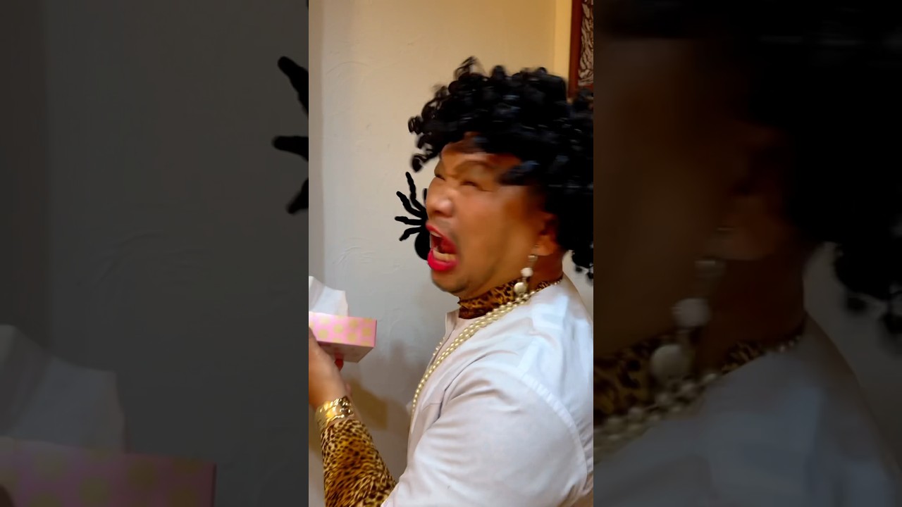 巨大クモにパニックになるママ😱😅😩　#shorts #コメディー #虫