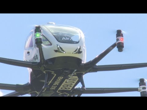 注目の「空飛ぶクルマ」デモフライト　気になる機内は…記者「意外と広い。快適」　実用化目指し許認可手続き中