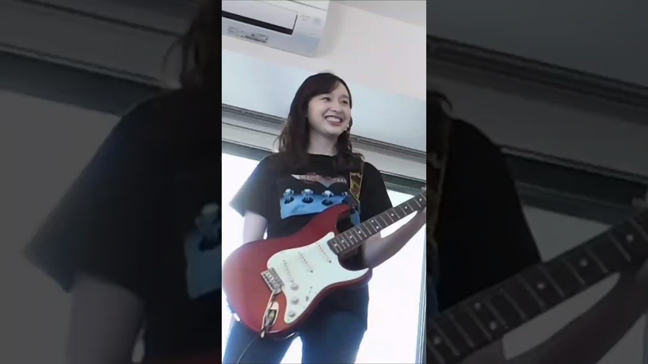 宇賀神メグ全ギタリストを代表してスモーク・オン・ザ・ウォーター