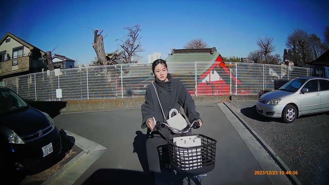 拡散希望　スマホながら自転車運転の当て逃げチャリカス糞女！！