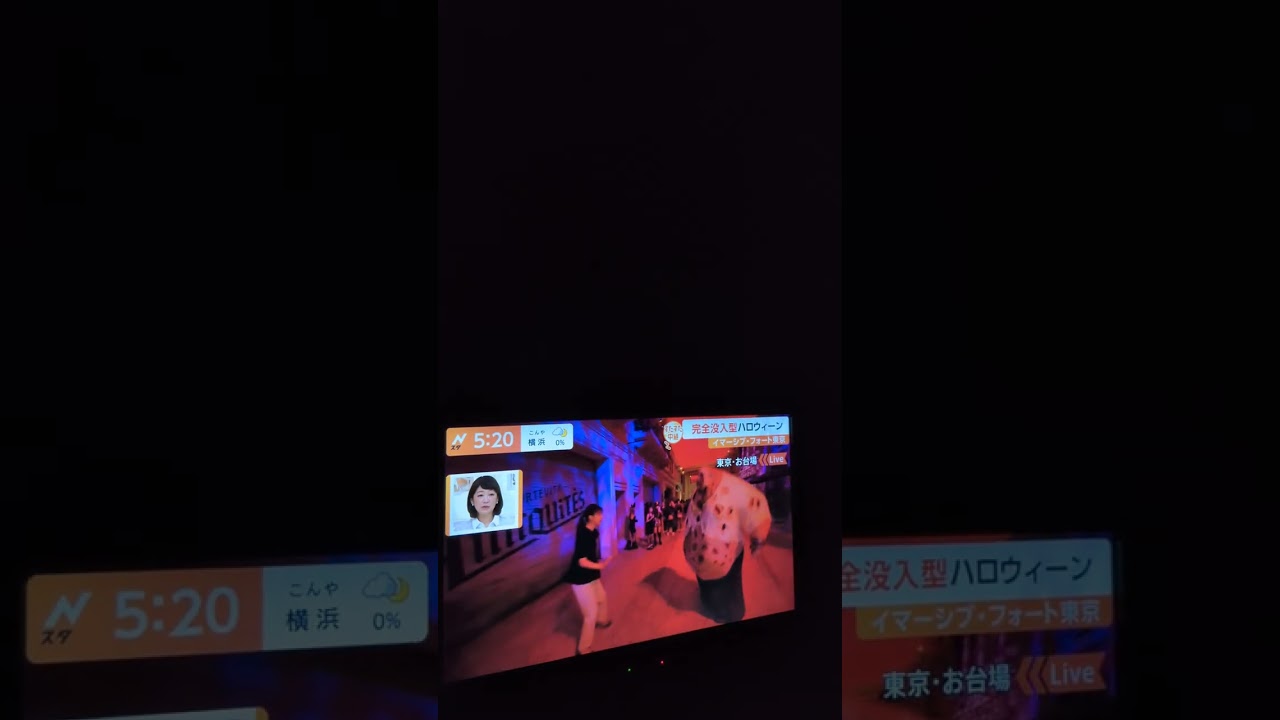 上村彩子アナウンサーがゾンビに襲われて絶叫腰抜けて転倒する。