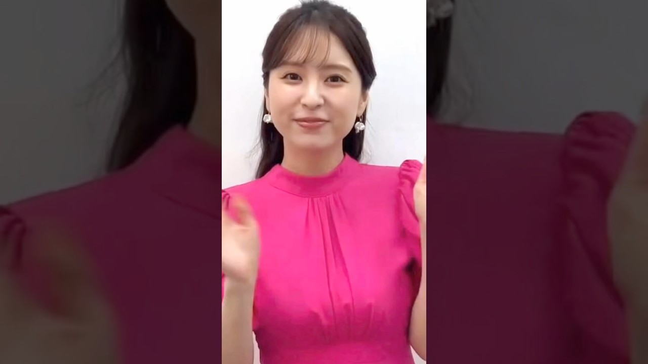 #女性アナウンサー  テレ東:角谷暁子が衣装引っ張り悩殺アピール⁉️