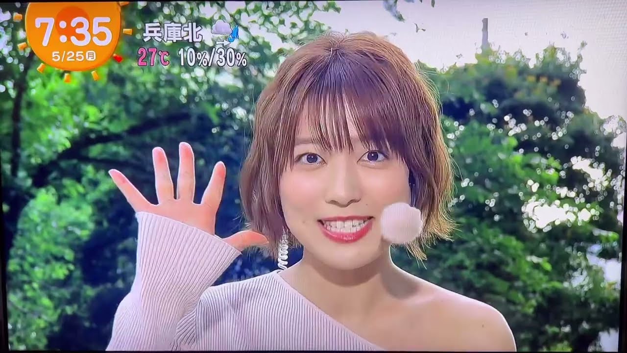阿部華也子　肩出しニット