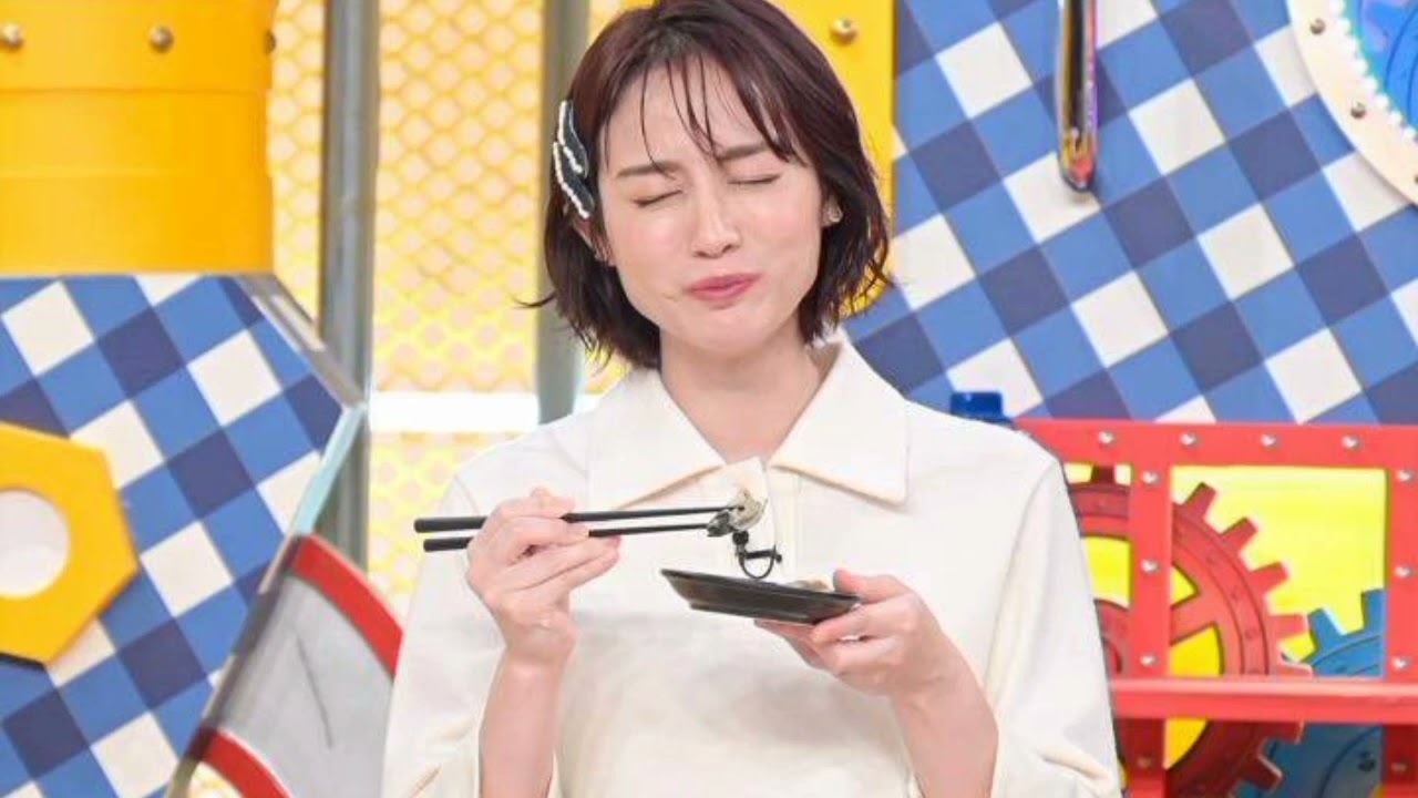 ＜新井恵理那＞襟付きトップス×スカートできちんとコーデ　パンプスに差し色イエロー