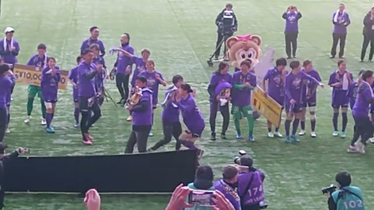 サンフレッチェ広島レジーナクラシエカップ優勝おめでとうございます🏆🎉    吉田恵監督のぎこちない踊り？大好きです。