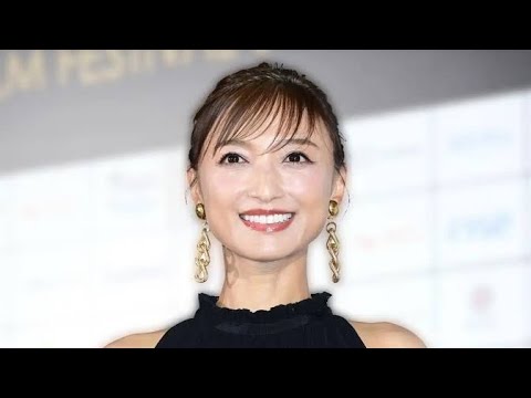 「#スカート短くてすみません」52歳・望月理恵アナ、“超ミニスカ”ウエア姿に反響「よ！美脚クイーン!!」　ゴルフ特番でMC務める