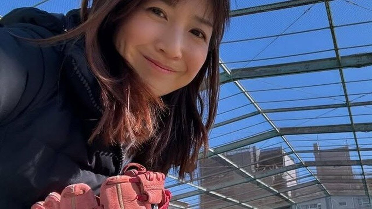 【根本美緒】 子どもの朝練習中に「こっそりグローブを借りた」。彼女はフォロワーたちと爽やかなセルフィーを共有し、とても幸せでした。