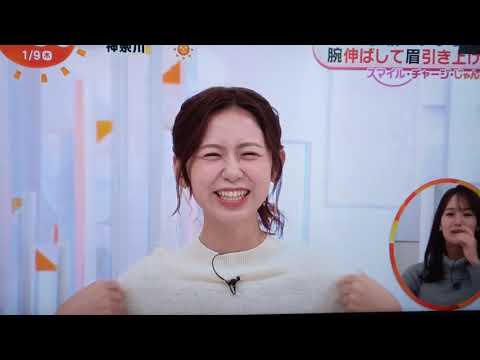 【フジ小山内アナ】ハプニング！手を合わせて上に上げたら服が邪魔しちゃう