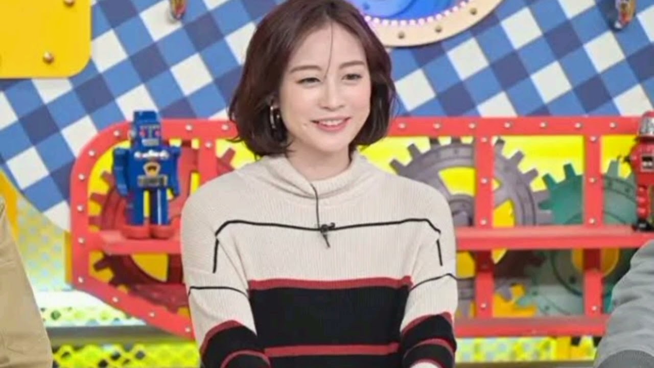 ＜新井恵理那＞チュニックシャツ×スパッツの大人可愛い定番コーデ　リボンタイのブローチがアクセントに
