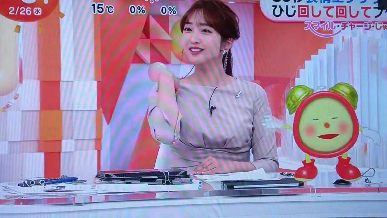 【フジ小山内アナ】目が急に開く⁉️肩回しながら