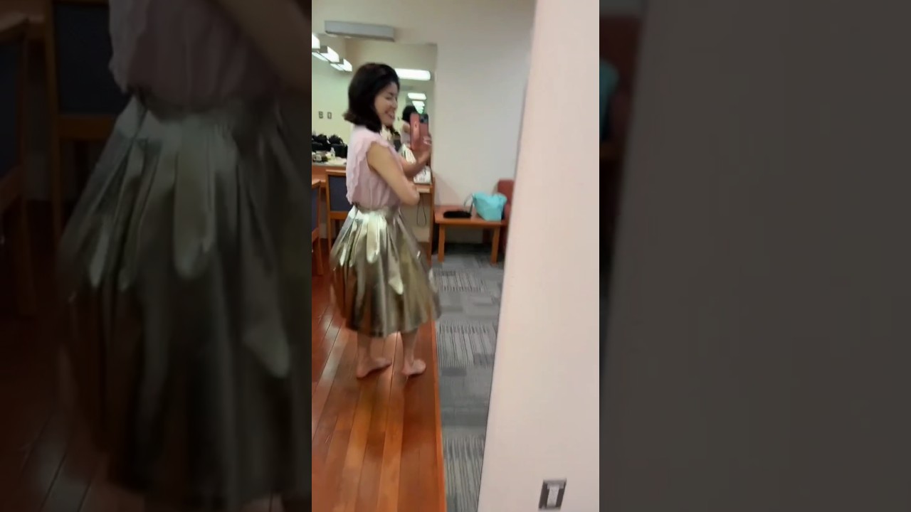 神田愛花　ゴールドスカート